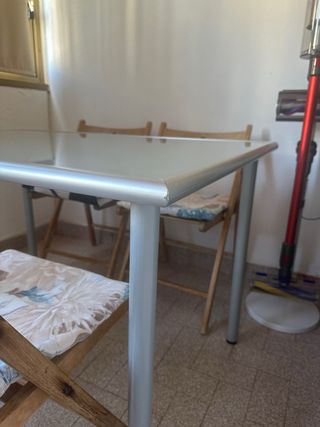 Tavolino in vetro e metallo