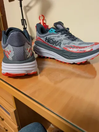 Zapatillas Hoka grises y rojas