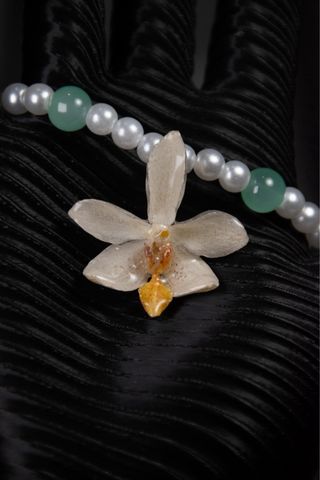 Collar perlas y flor de orquídea