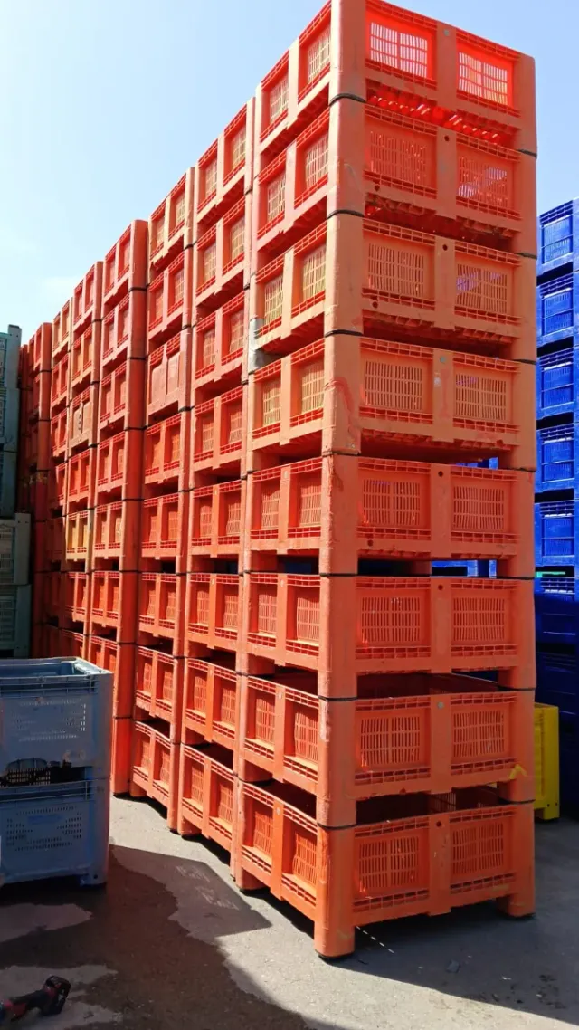 En venta 104 palots naranjas rejillados 4 patas.