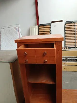 Mesilla de noche de madera con cajones