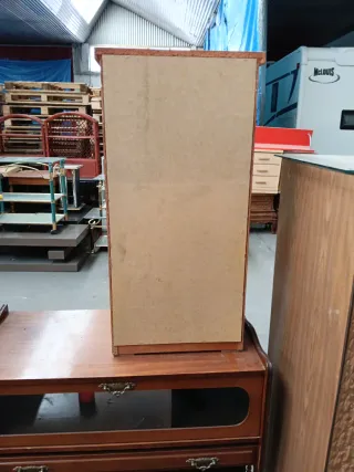 Mesilla de noche de madera con cajones