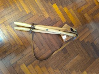 Taburete plegable, artesanía en piel y madera