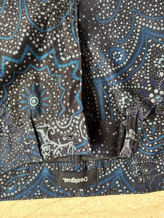 Pantalón Desigual estampado azul y negro