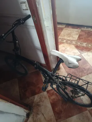 Bicicleta negra con parrilla