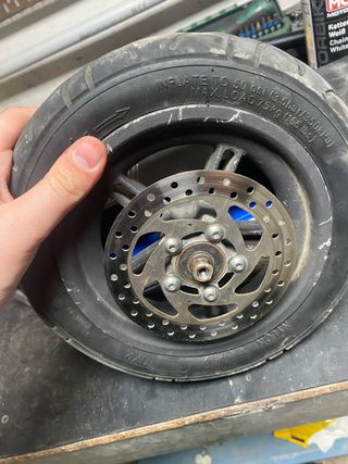 Llanta 10x2 con disco Xiaomi esta pinchada