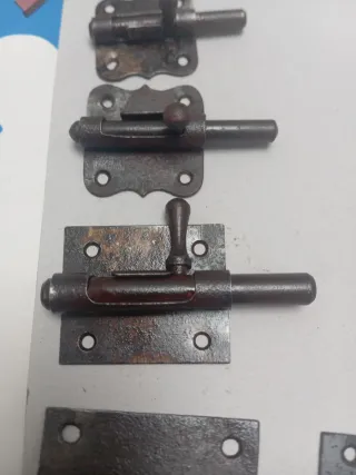 Lote 4 cerrojos antiguos