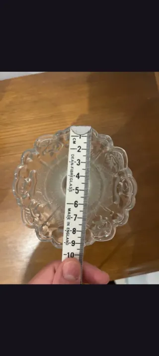 Jarra de vidro pequena com relevo floral