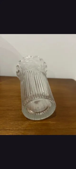 Jarra de vidro pequena com relevo floral