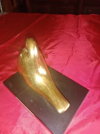 Paloma decorativa pintada en oro de ley
