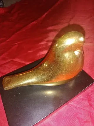 Paloma decorativa pintada en oro de ley
