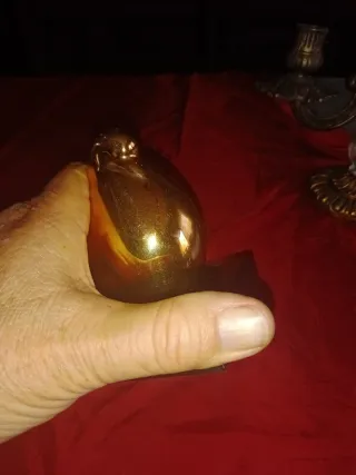 Paloma decorativa pintada en oro de ley