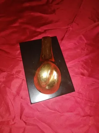 Paloma decorativa pintada en oro de ley