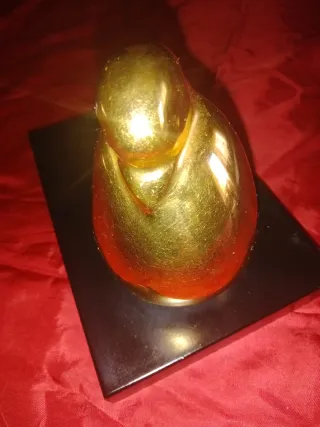 Paloma decorativa pintada en oro de ley