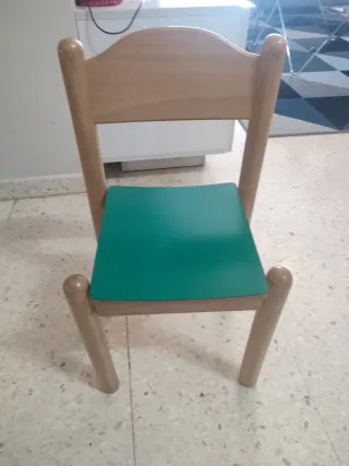 Silla de madera infantil con asiento verde