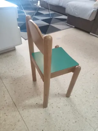 Silla de madera infantil con asiento verde