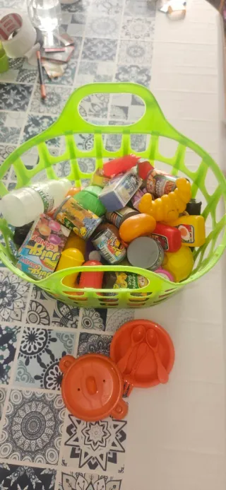 Canasta de juguete con accesorios de cocina