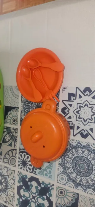 Canasta de juguete con accesorios de cocina