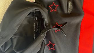 Sudadera Negra y Roja con Estrellas