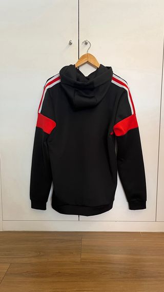 Sudadera Negra y Roja con Estrellas