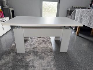 Mesa blanca pequeña casi nueva