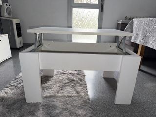 Mesa blanca pequeña casi nueva