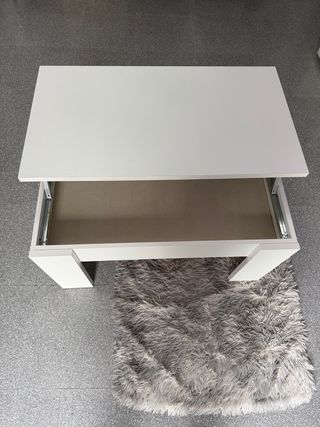 Mesa blanca pequeña casi nueva