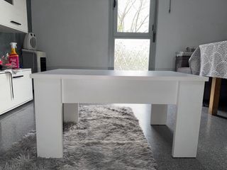 Mesa blanca pequeña casi nueva