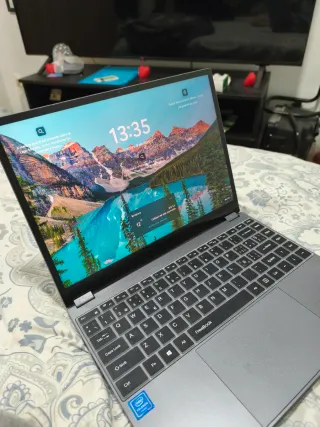 Ordenador portátil táctil estilo Yoga