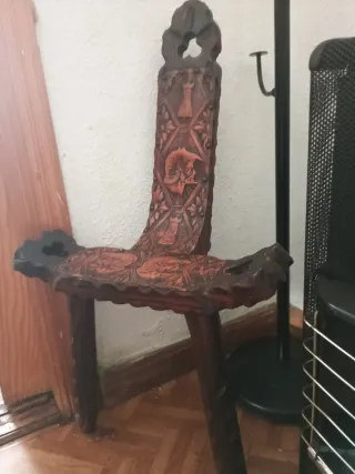 Silla de madera tallada artesanal