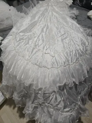 Vestido de Novia Blanco con Volantes