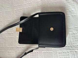 Bolso negro con cierre dorado