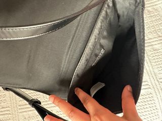 Bolso negro con cierre dorado