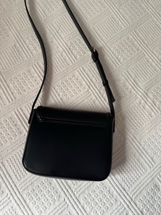 Bolso negro con cierre dorado
