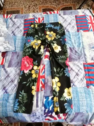 Pantaloni neri fantasia floreale