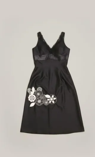 Vestido negro con bordados