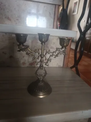 Candelabro antiguo de metal dorado