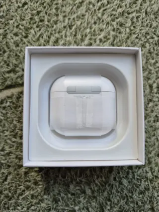 Apple AirPods 4