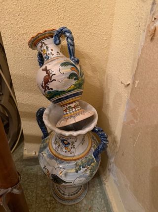Juego tazas, vasos, jarrones de cerámica y sillas
