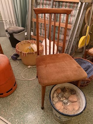 Juego tazas, vasos, jarrones de cerámica y sillas