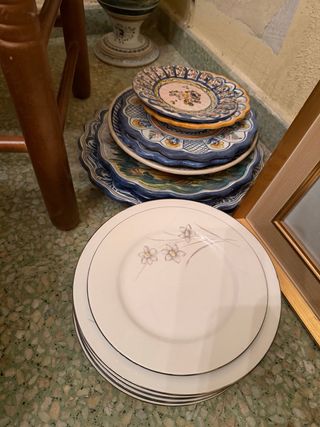 Juego tazas, vasos, jarrones de cerámica y sillas