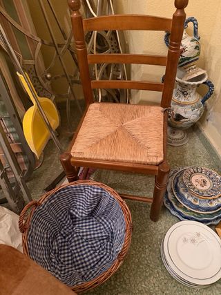 Juego tazas, vasos, jarrones de cerámica y sillas