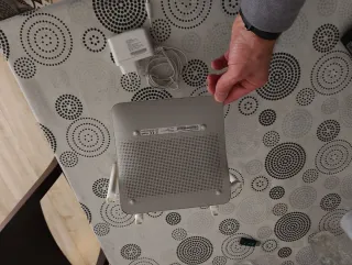 Router PHICOMM con antenas y cargador
