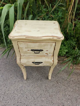 Mesita de noche vintage beige