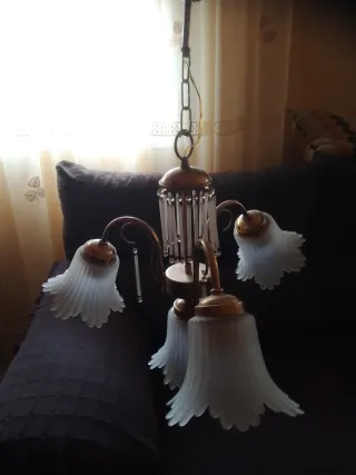 Lámpara colgante dorada y blanca