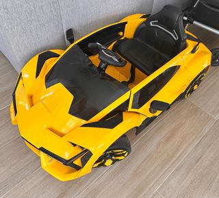 Coche eléctrico infantil amarillo