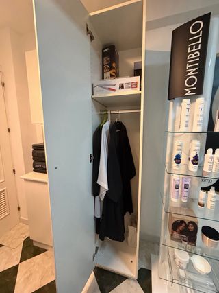 Mueble blanco de madera y plástico