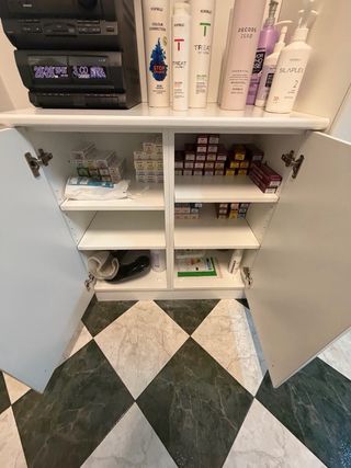Mueble blanco de madera y plástico