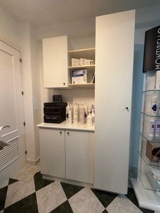 Mueble blanco de madera y plástico