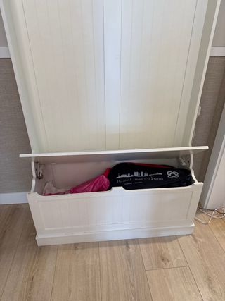 Mueble recibidor blanco y negro
